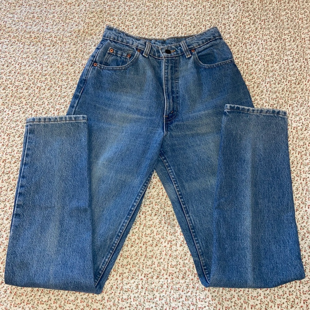 Insanely beautiful vintage medium wash high waisted levi’s